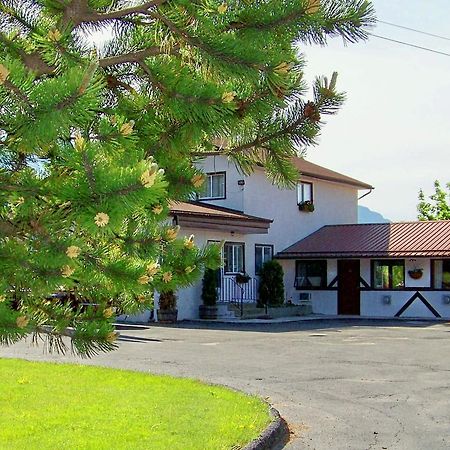 Bavarian Orchard Motel Creston Exterior photo