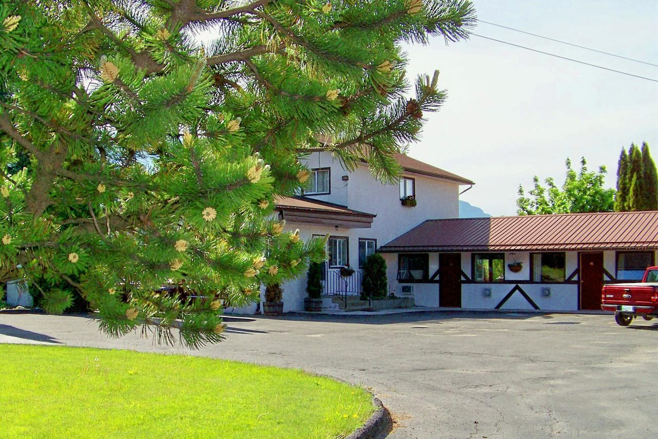 Bavarian Orchard Motel Creston Exterior photo