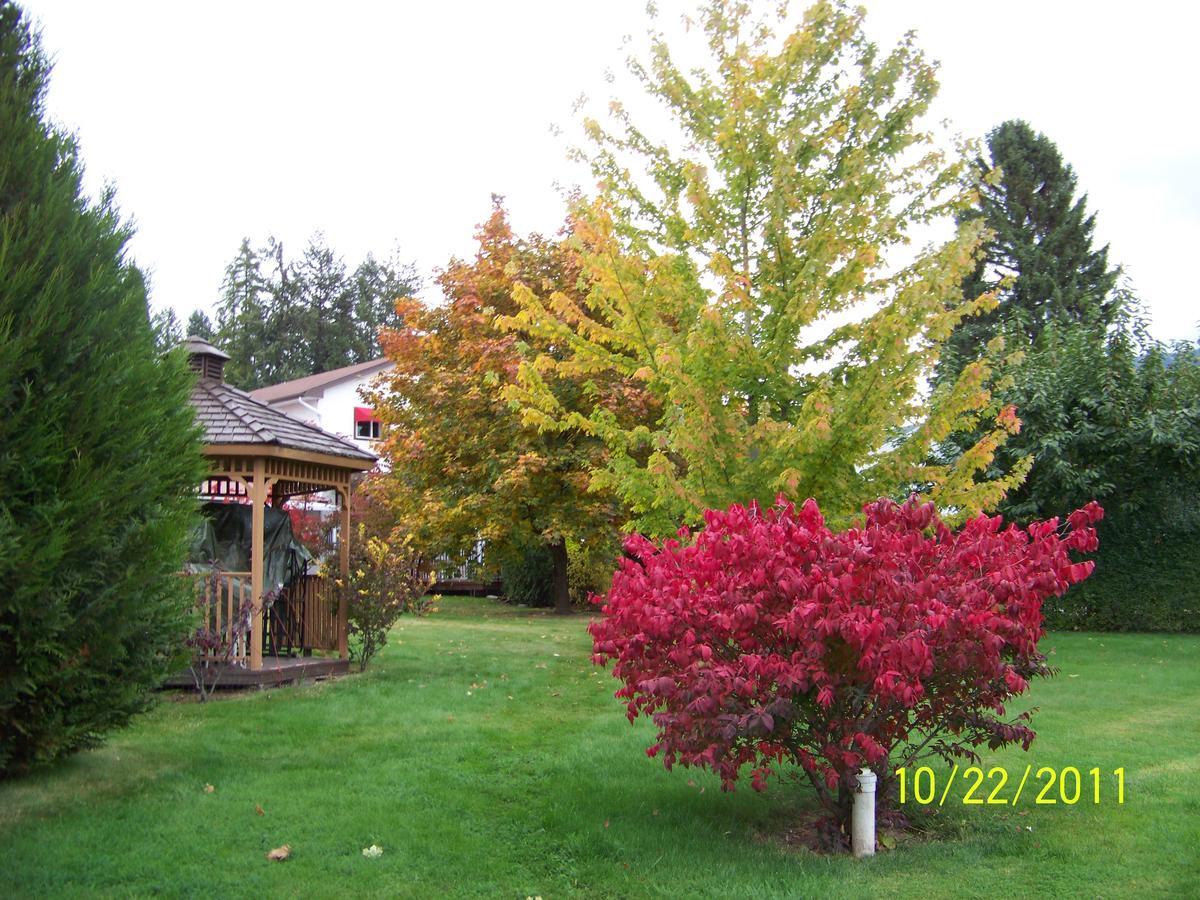 Bavarian Orchard Motel Creston Exterior photo