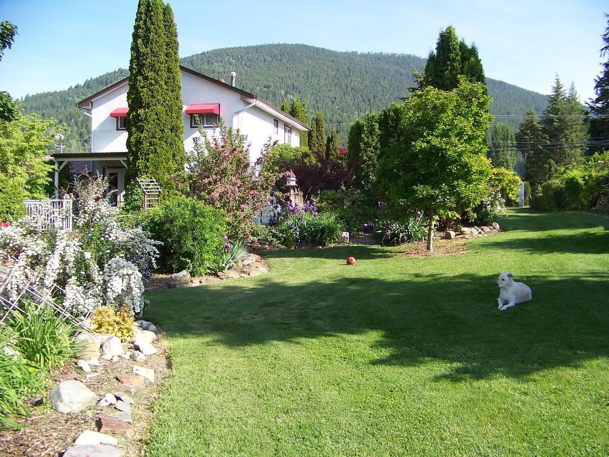 Bavarian Orchard Motel Creston Exterior photo