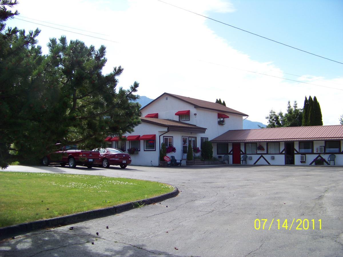 Bavarian Orchard Motel Creston Exterior photo