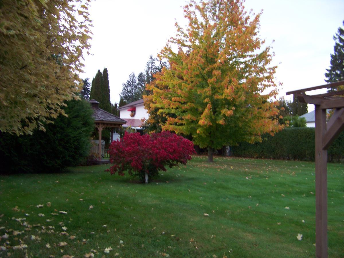 Bavarian Orchard Motel Creston Exterior photo